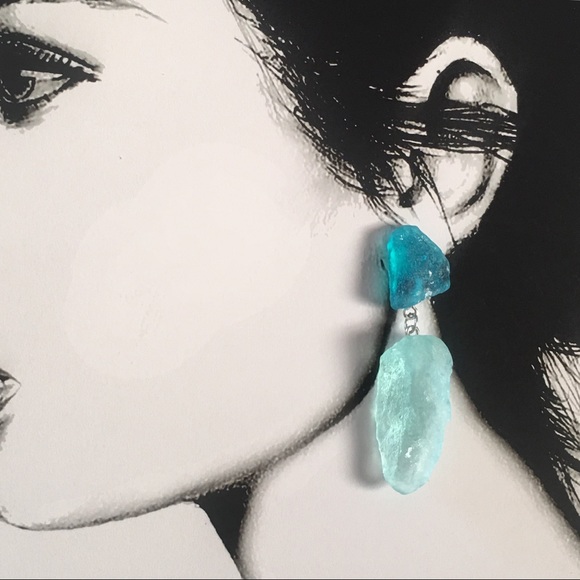 Luminous resin earring-Shades of Blue - Picture 2 of 4